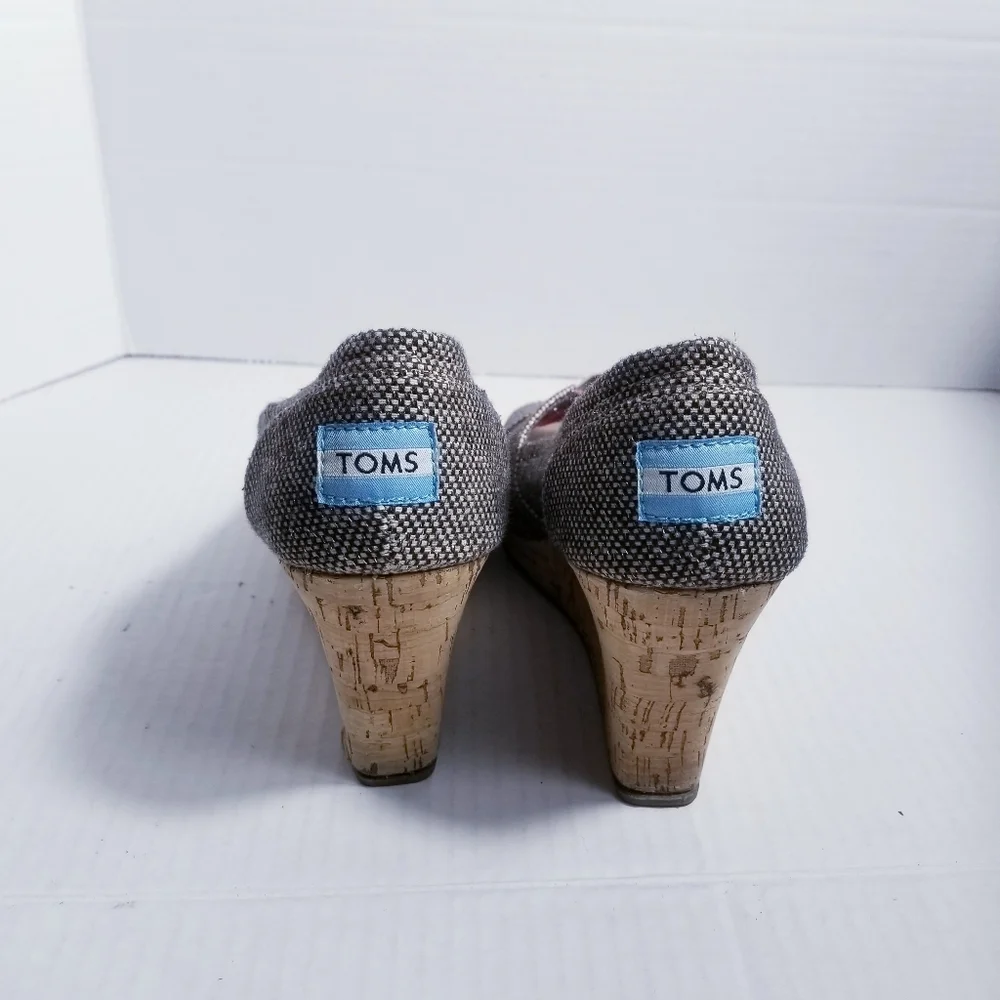 TOMS OPEN TOE WEDGE SIZE 8